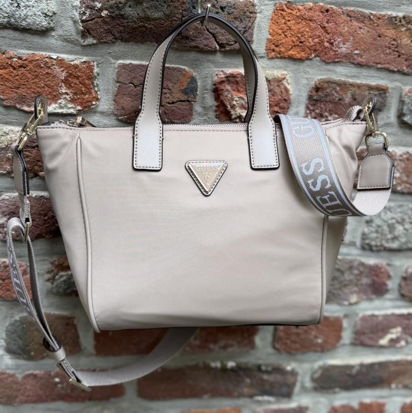 Sac Guess en nylon beige avec bandoulière logo