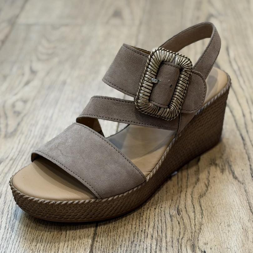 Sandales compensées taupe avec boucle ornée