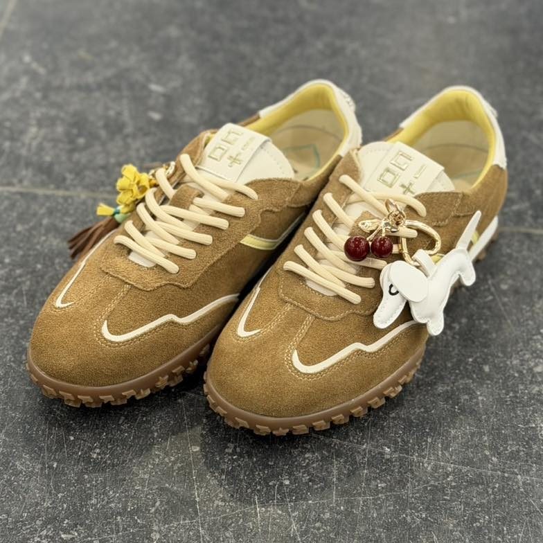 Sneakers en suede beige, détails cerises